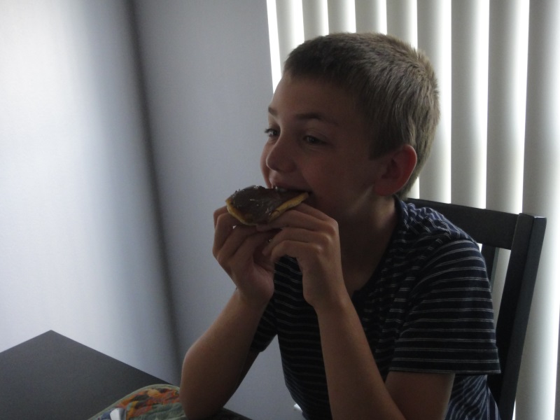 yannick eet een pannenkoek met choco