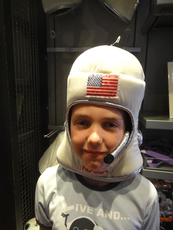 in de winkel past yannick een soft astronauten helm
