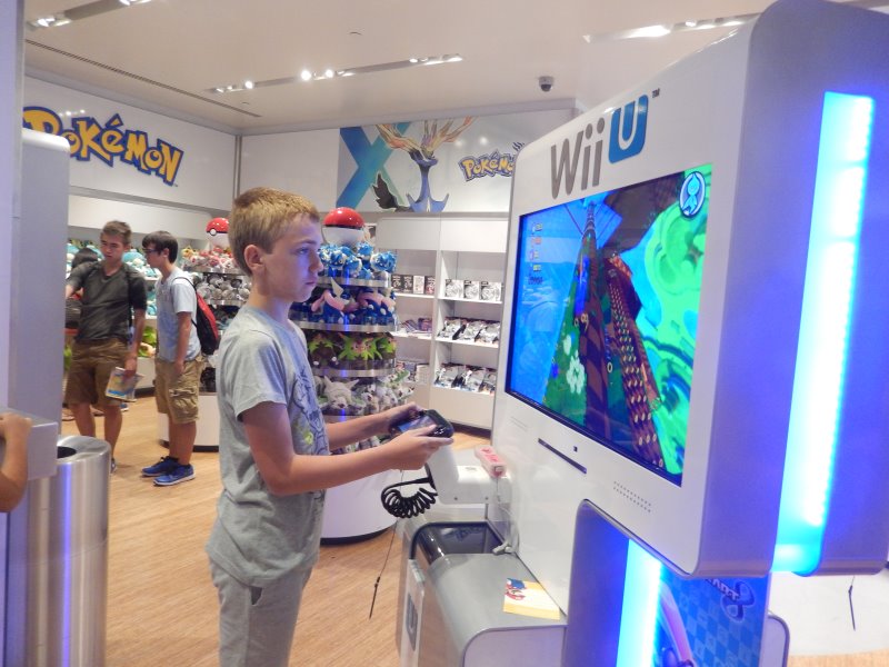 Yannisk speelt op de Wii u in de nintendo Store